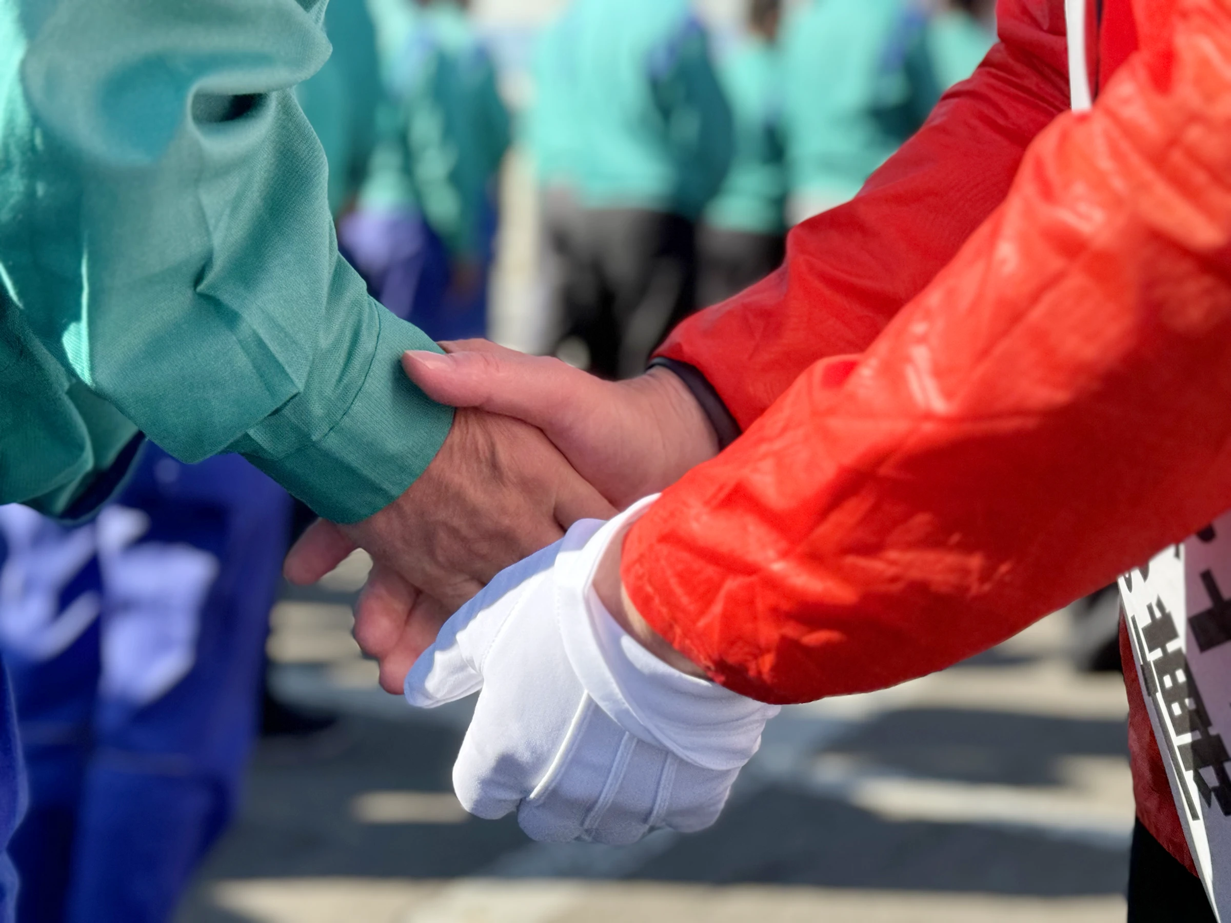 有権者と握手する冨樫博之